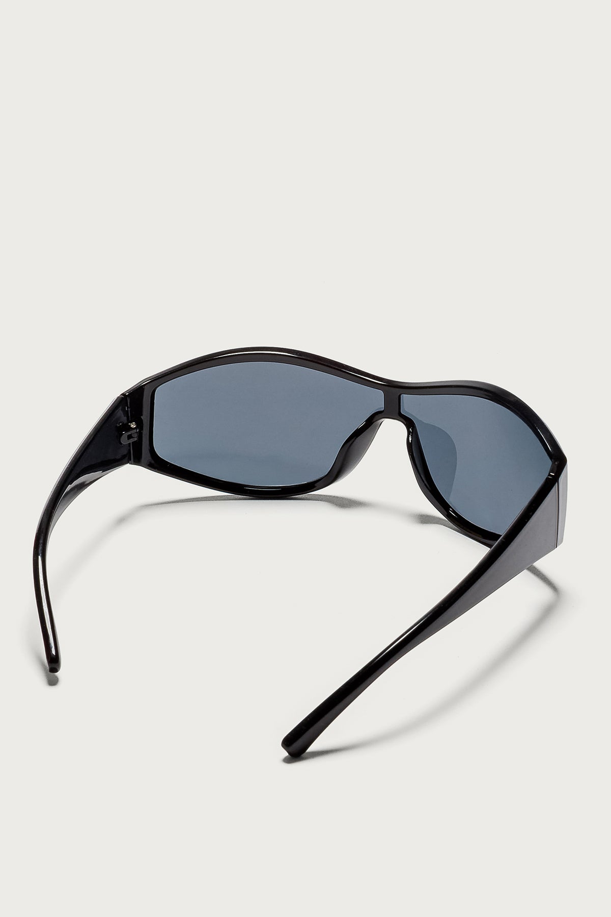 Curvy Round Sunglasses - Image 4